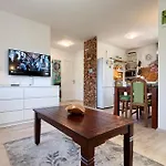 2 Bedroom In Drazice Case de vacanță